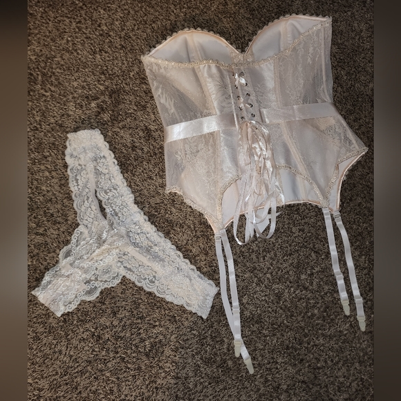 Adore Me Jasmine Unlined Plus Corset - Picture 2 of 4